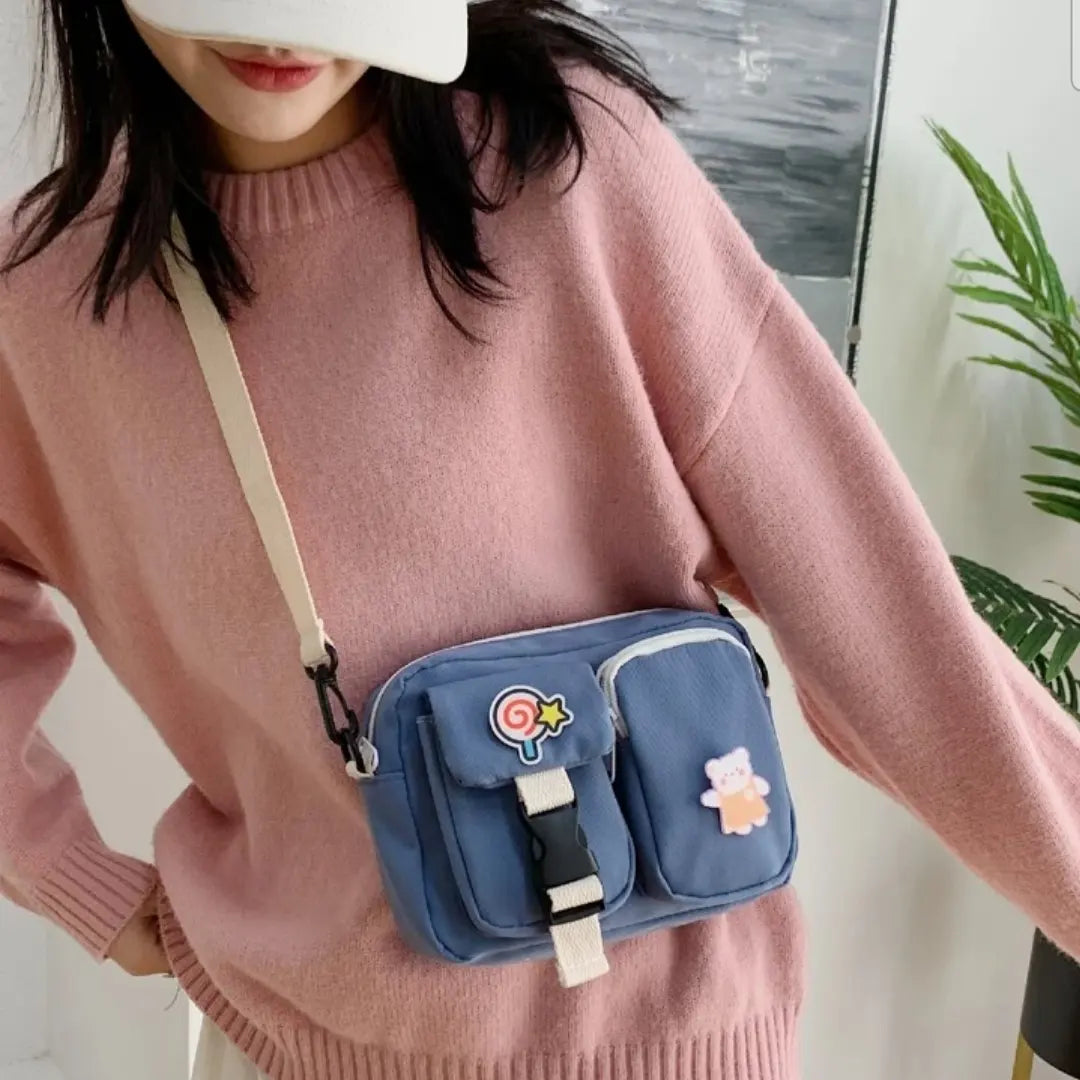 Sac mignon à bandouilière avec accessoires de décoration