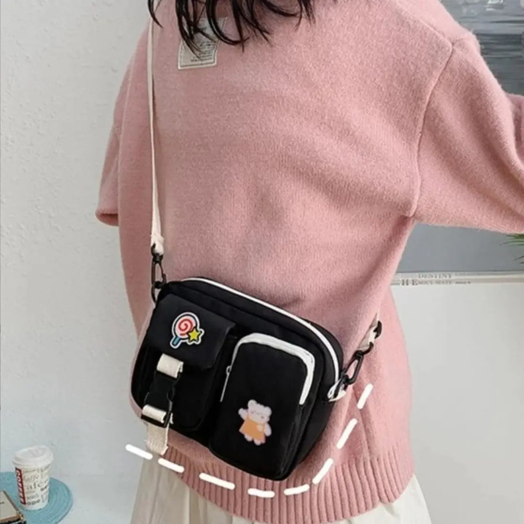 Sac mignon à bandouilière avec accessoires de décoration