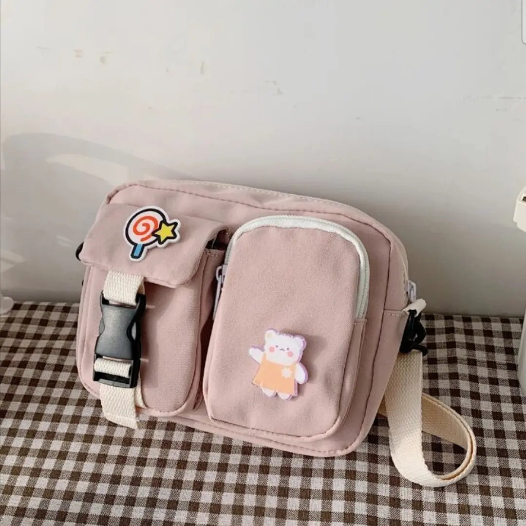 Sac mignon à bandouilière avec accessoires de décoration