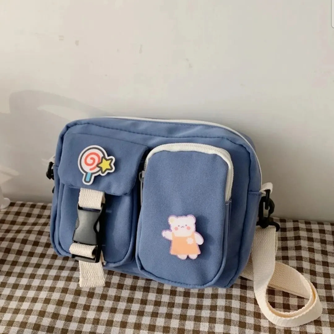 Sac mignon à bandouilière avec accessoires de décoration